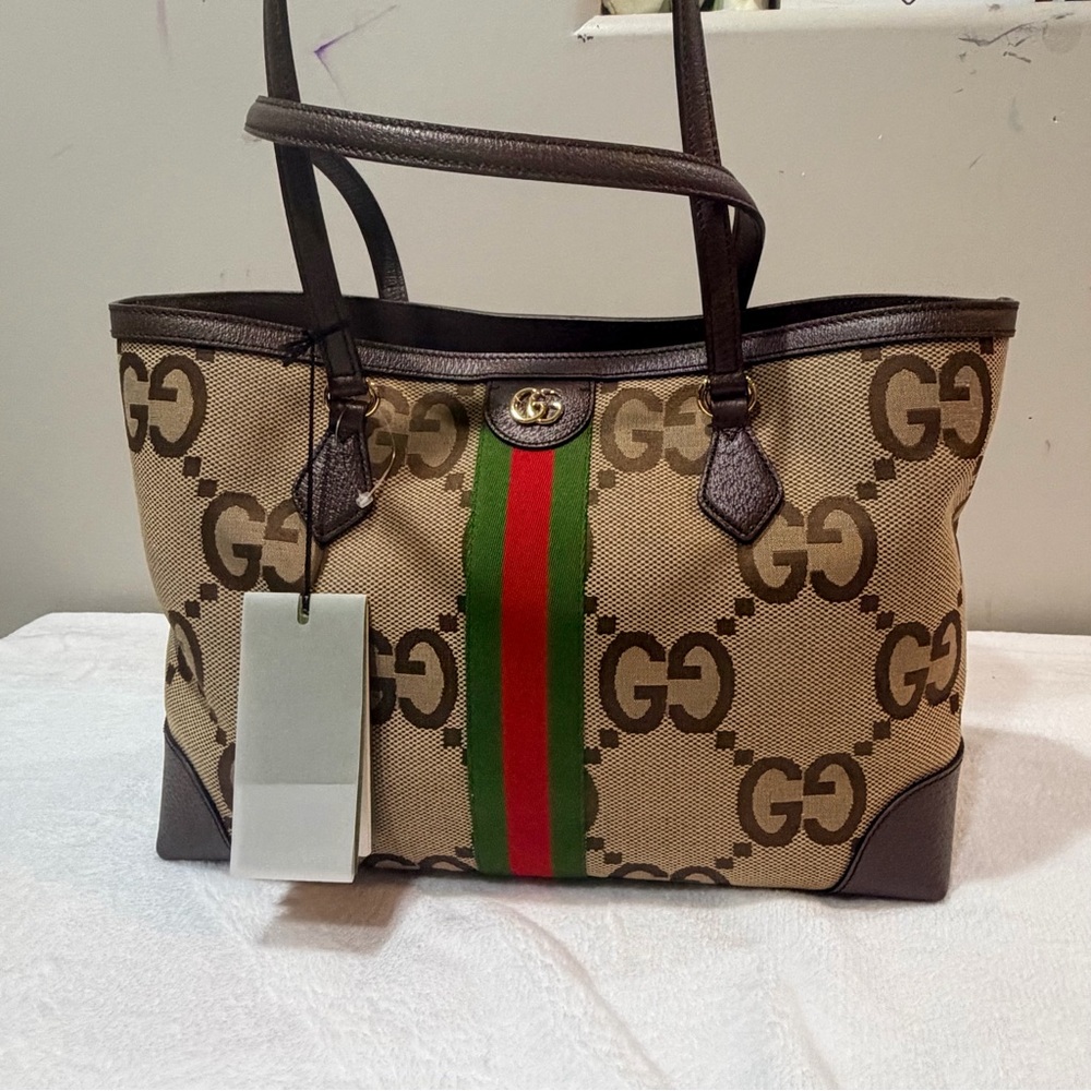 Original Gucci Tote cherry line canvas and leather material, like new condition